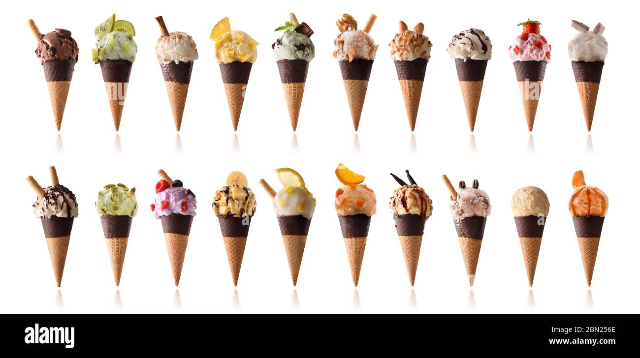 Sapori multipli di palle di gelato decorate con frutta e cialde su cono di cioccolato semi-immerso Foto Stock