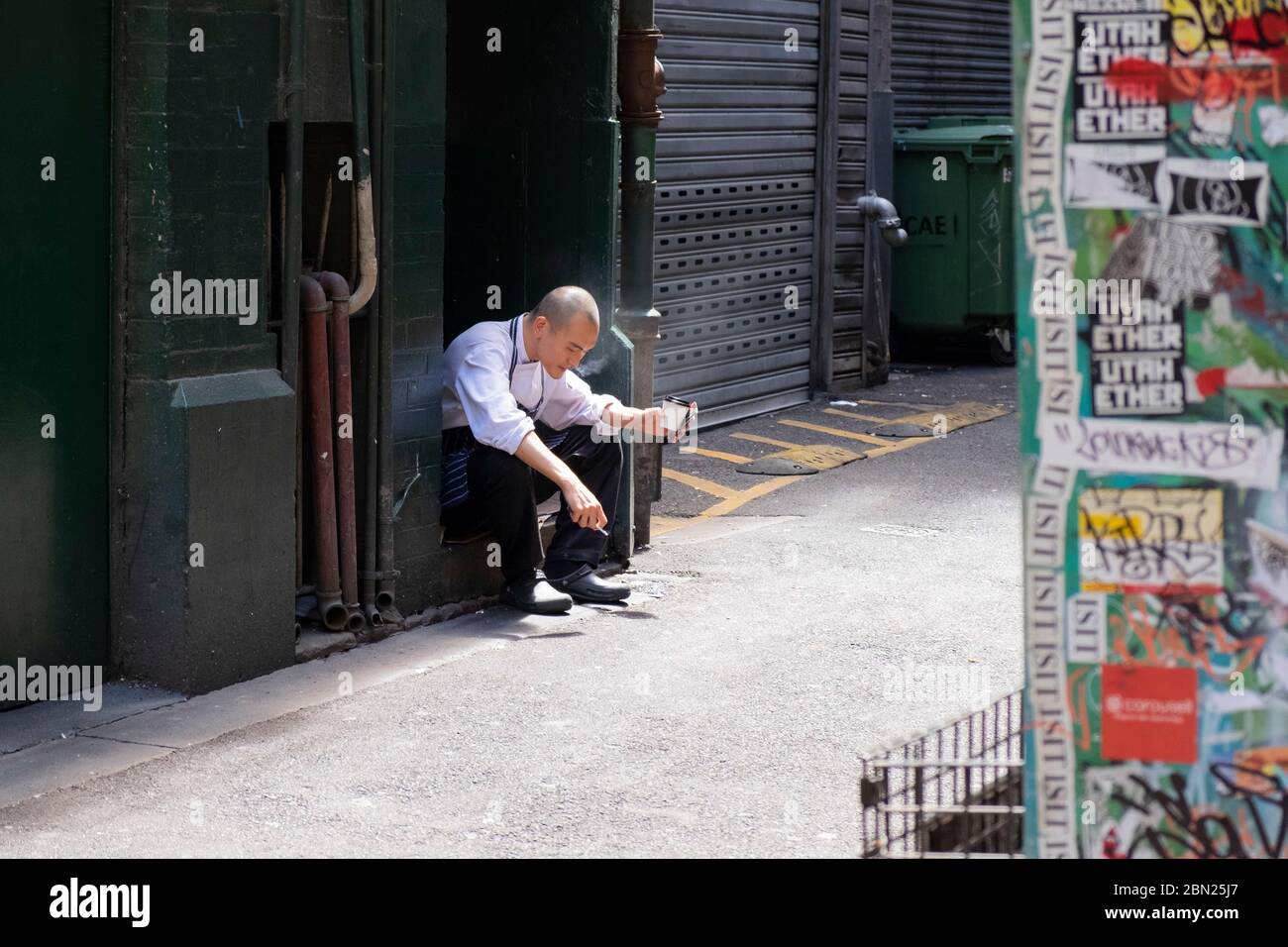 Cucina con una pausa fumo a Chinatown, Melbourne, Victoria, Australia Foto Stock