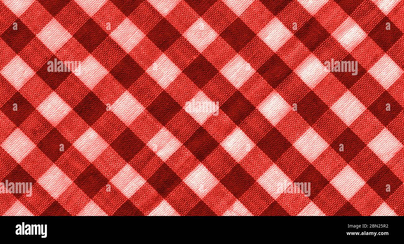 La struttura del rosso brillante del tessuto di gingham di legame. Sfondo tessile rosso. Plaid in tessuto. Primo piano Foto Stock