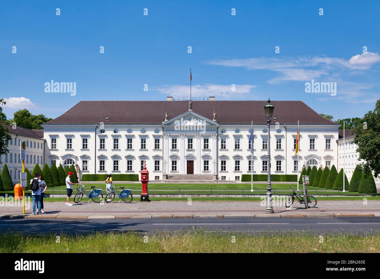 Berlino, Germania - Giugno 03 2019: Il Palazzo Bellevue (in tedesco Schloss Bellevue) è la residenza ufficiale del Presidente della Germania dal 1994. Foto Stock