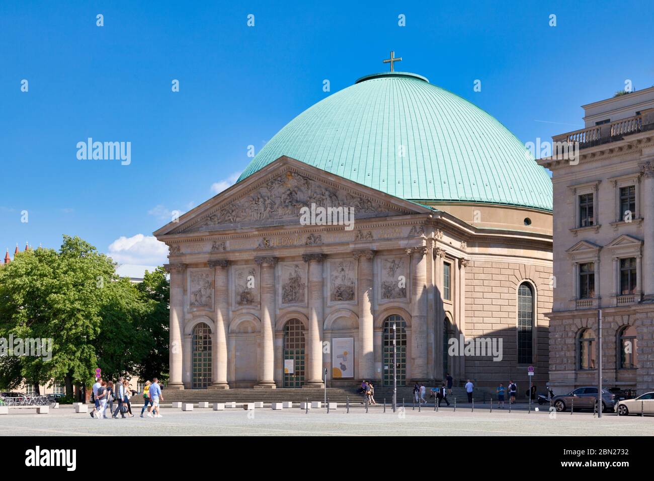 Berlino, Germania - 01 2019 giugno: La Cattedrale di S. Edvige (in tedesco Sankt-Hedwigs-Cattedrale) è una cattedrale cattolica romana situata sulla Bebelplatz. È t Foto Stock