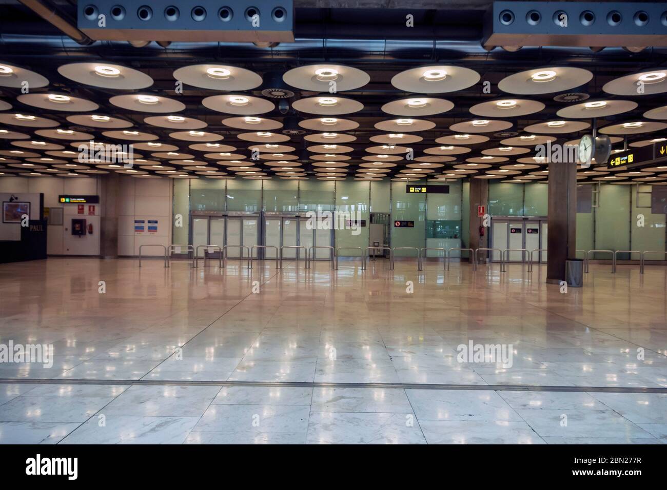 Madrid, spagnolo. 10 maggio 2020. Aeroporto di Madrid-Barajas il 57° giorno da quando il governo spagnolo ha imposto uno stato di emergenza a causa della crisi corona. Madrid, 10 maggio 2020 | utilizzo nel mondo Credit: dpa/Alamy Live News Foto Stock