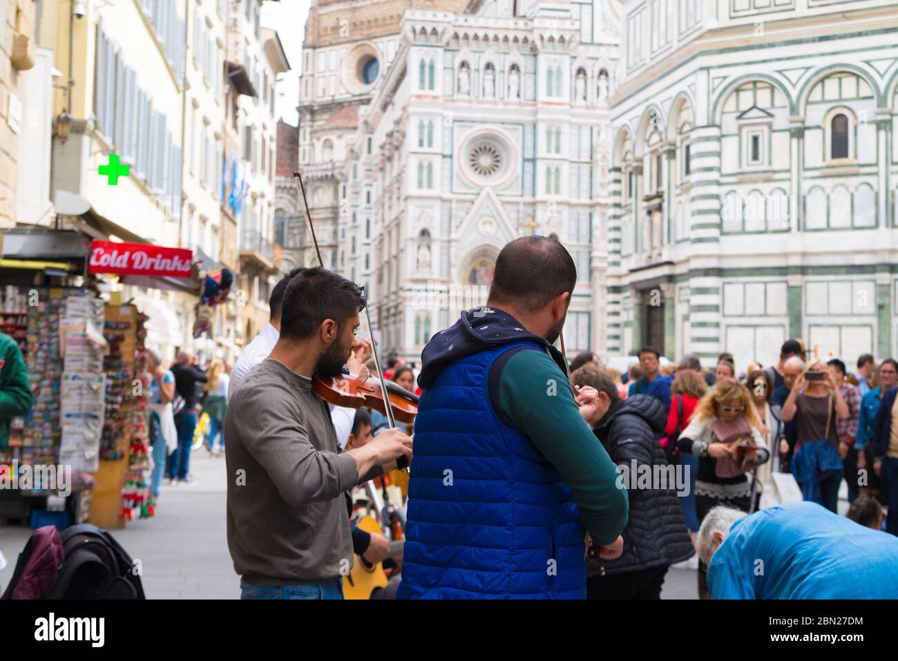 FIRENZE, ITALIA - 21 APRILE 2019: Artisti di strada di fronte al famoso Duomo, anche la cattedrale di Santa Maria del Fiore Foto Stock