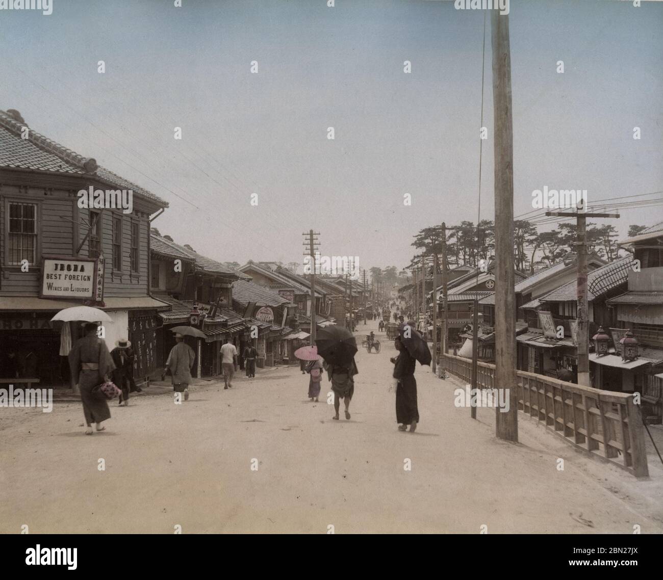 Street scene in Giappone, con un negozio di vini stranieri Foto Stock