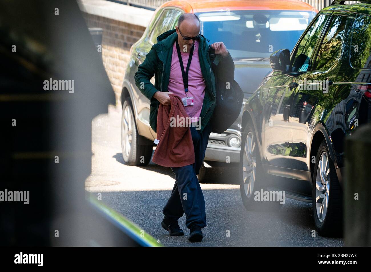 Dominic Cummings arriva all'ingresso posteriore di Downing Street, Londra, dopo l'annuncio dei piani per portare il paese fuori dalla serratura. Foto Stock