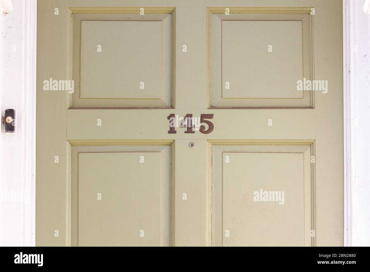 Casa numero 145 su una tradizionale porta di legno inglese Foto Stock