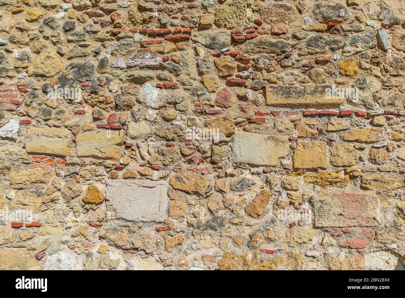 Muro di pietra dell'antico palazzo (Castello di san Jorge a Lisbona) Foto Stock