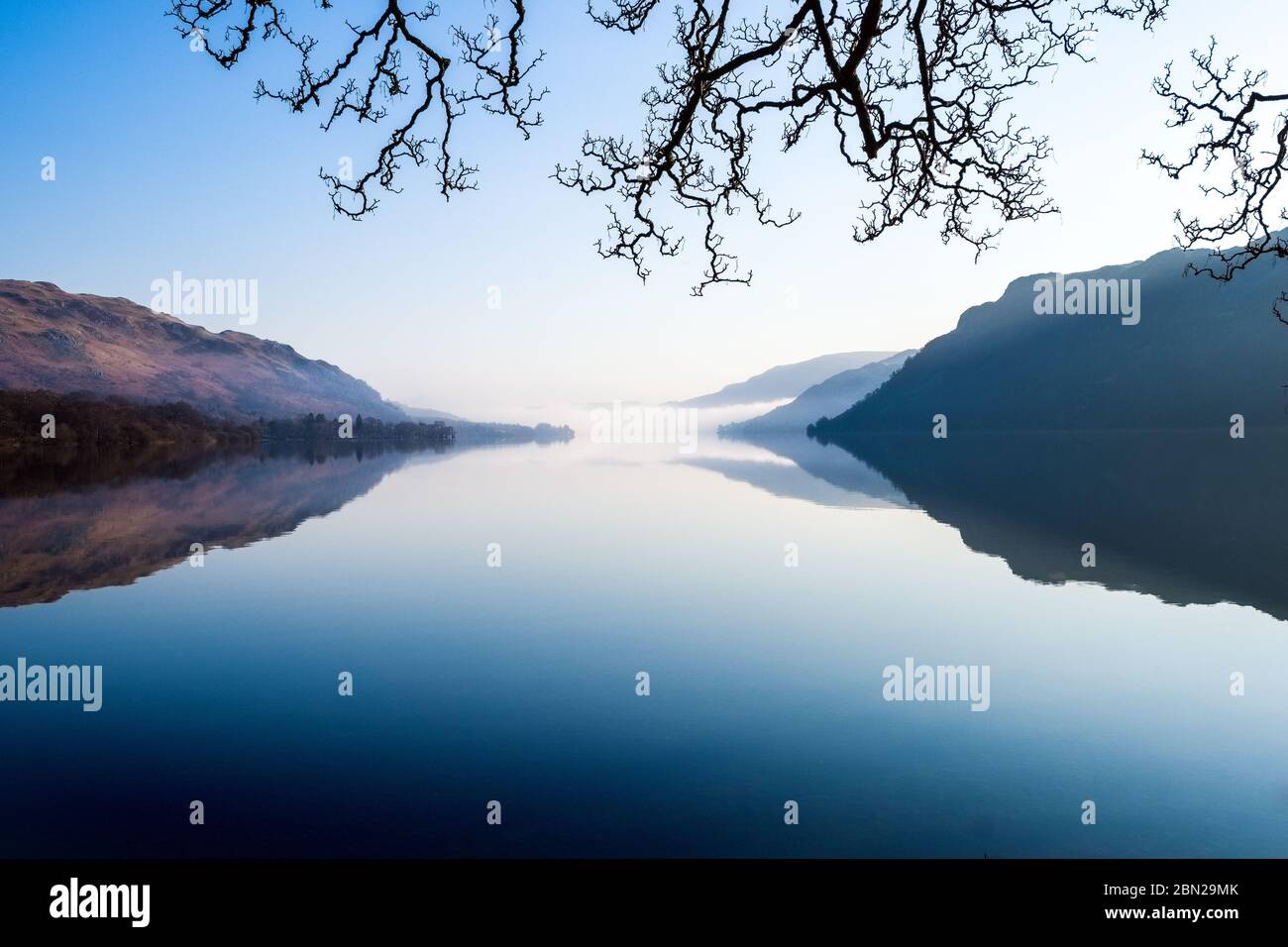Una tranquilla mattina presto a Ullswater nel Lake District National Park, Cumbria, Regno Unito Foto Stock