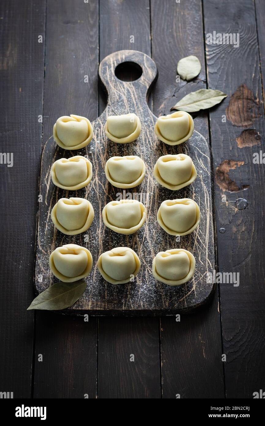 Insolita caramella al cioccolato con ciliegie alcolizzate sotto forma di gnocchi russi Foto Stock