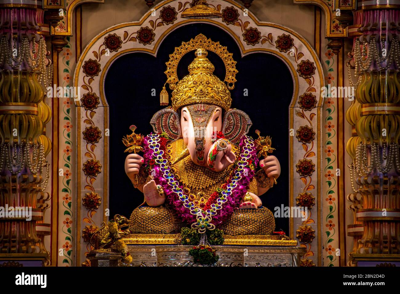 Dagdusheth Ganapati Idol a pune con gioielli dorati e bella decorazione nel 2019 Foto Stock