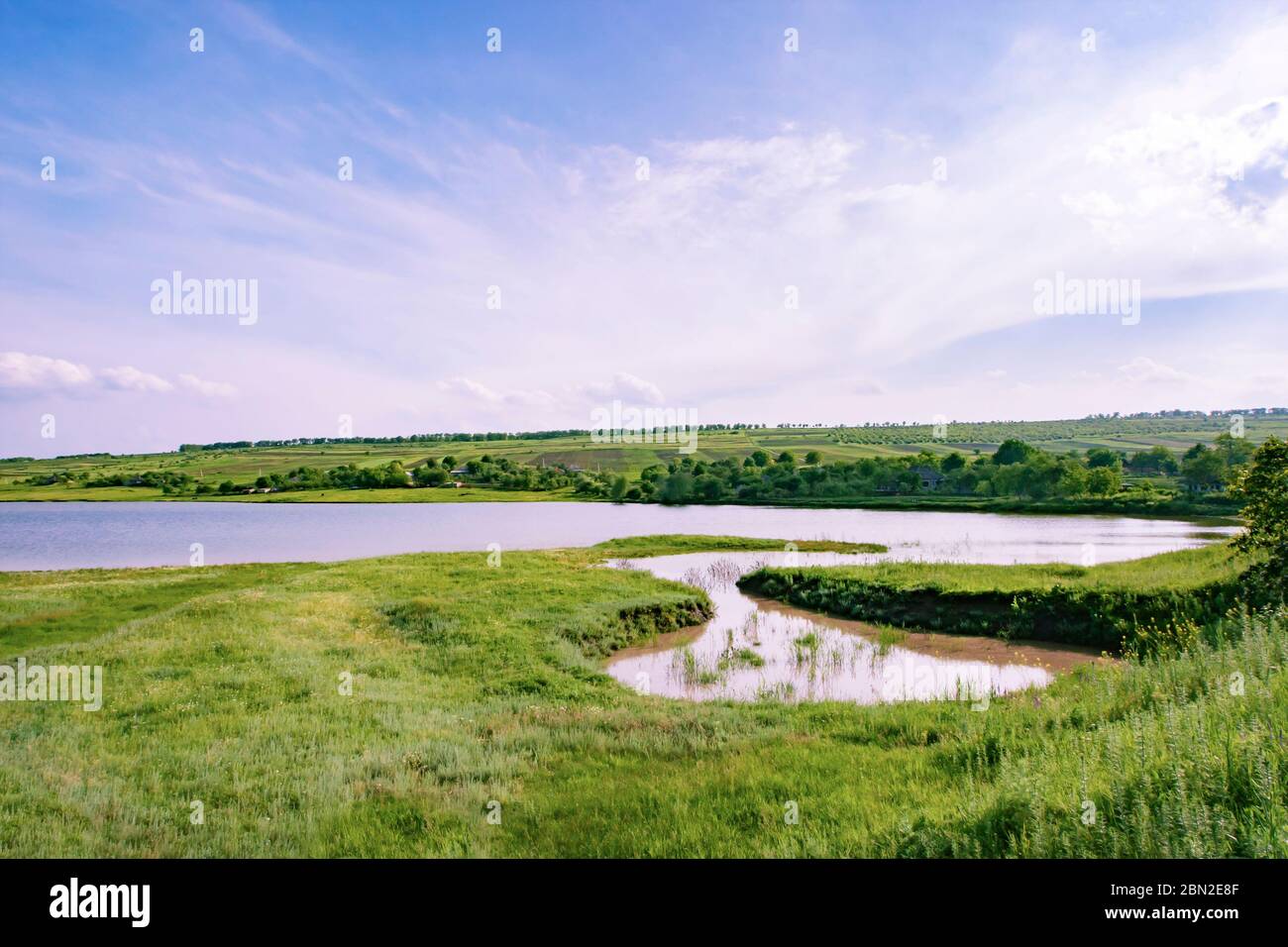 Ethe scienza dell'ecologia. Bella vista sul fiume con un villaggio sulla riva. Vilaggio. Fiume Cula dalla Moldavia. Bravica Foto Stock
