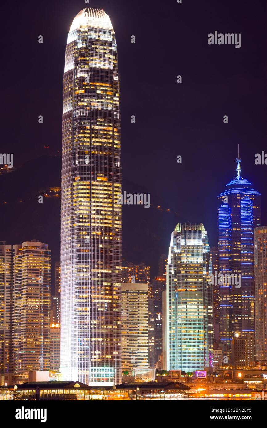 Skyline degli edifici sul lungomare di Victoria Harbour sull'Isola di Hong Kong, Cina, Asia Foto Stock