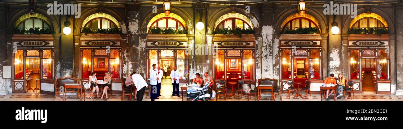 Old Traditional Bar caffe Florian in Piazza San Marco; Venezia, Veneto; Italia Foto Stock