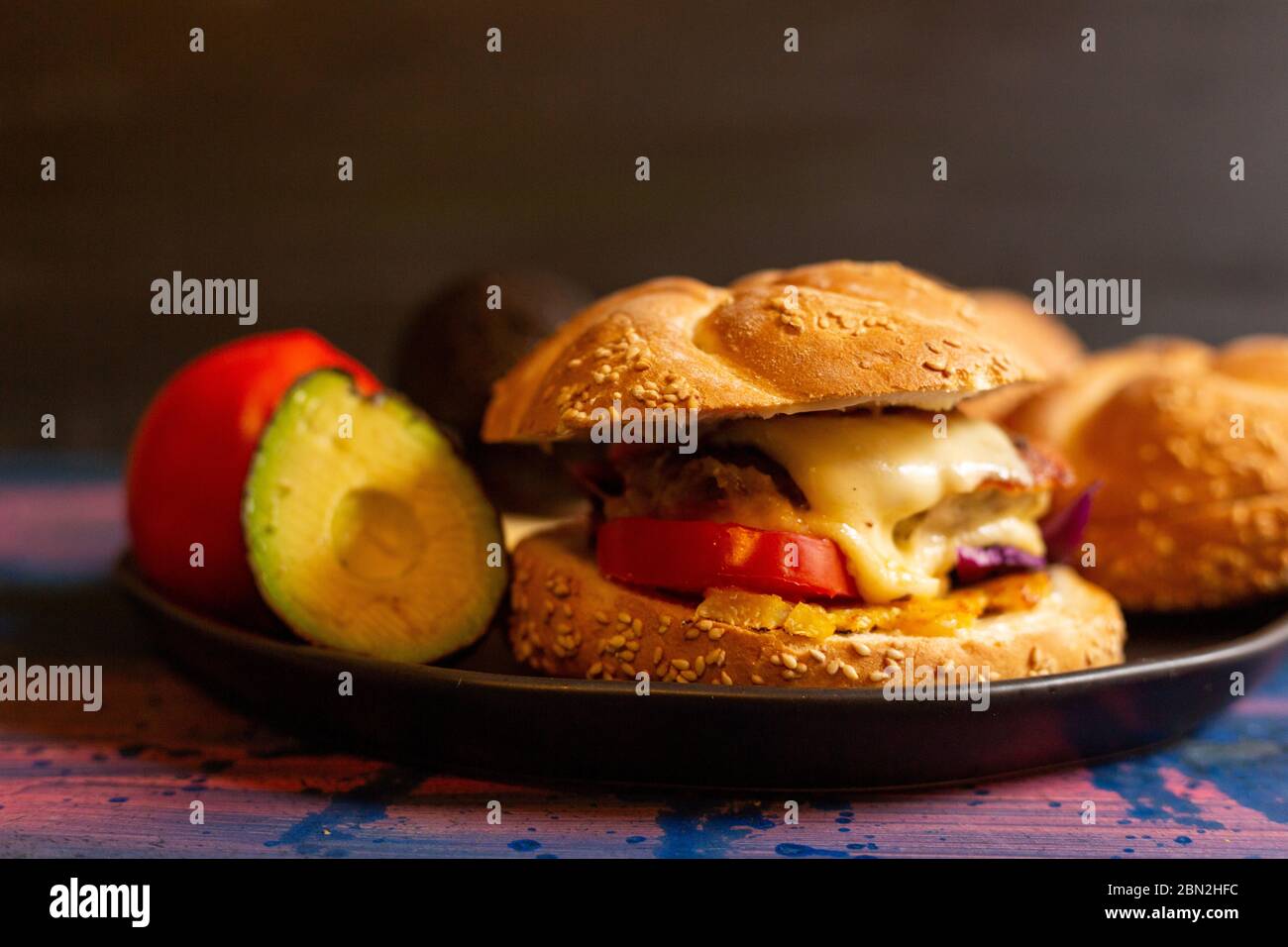 Kaiser con hamburger, formaggio di pomodoro, avocado, lattuga. Può essere preparato o mangiato separatamente. Foto Stock
