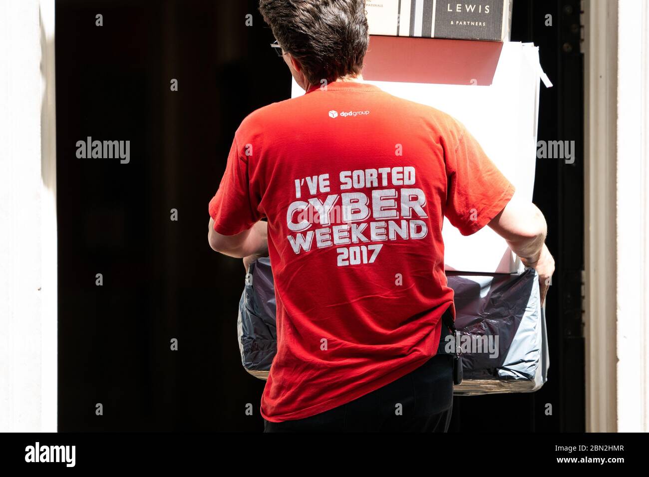 I pacchi vengono consegnati in No10 Downing Street, Londra, dopo l'annuncio dei piani per far uscire il paese dalla situazione di blocco. Foto Stock