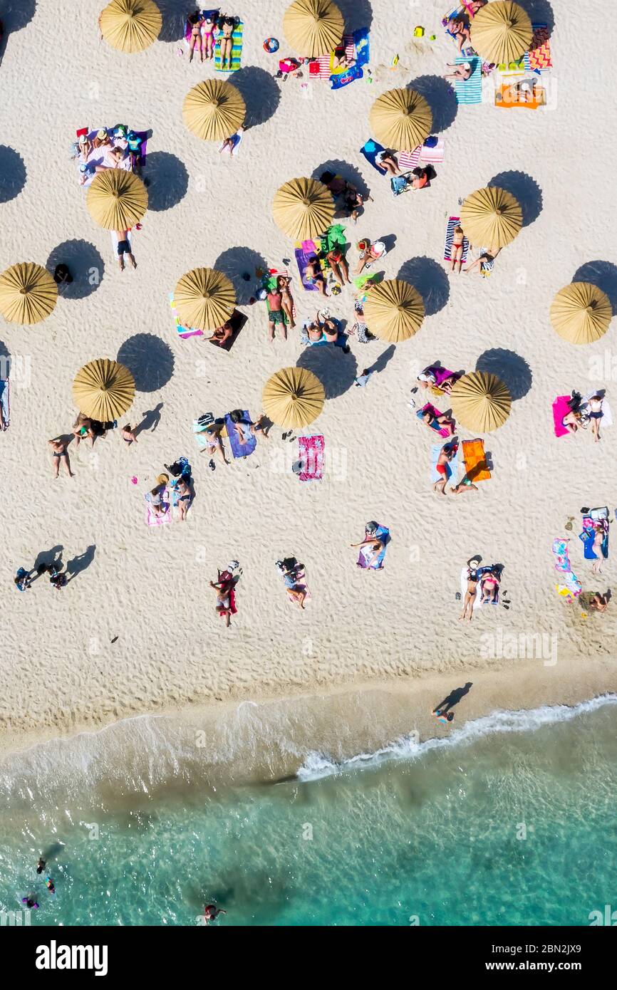 La nuova spiaggia di Glyfada, adattata al tempo del coronavirus che attua norme sanitarie rigorose e la distanza di sicurezza per evitare congestioni Foto Stock