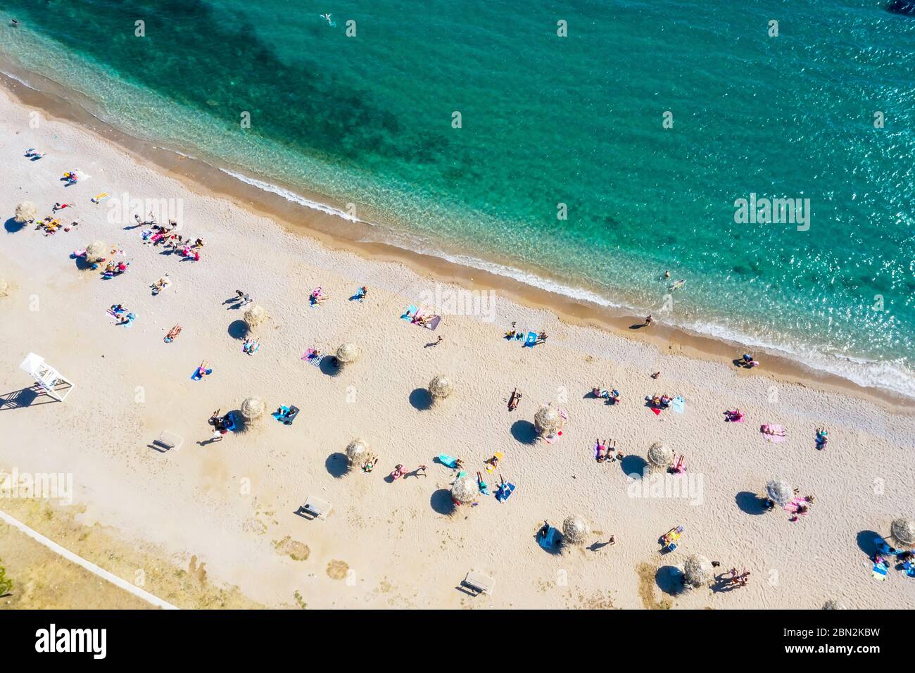 La nuova spiaggia di Glyfada, adattata al tempo del coronavirus che attua norme sanitarie rigorose e la distanza di sicurezza per evitare congestioni Foto Stock