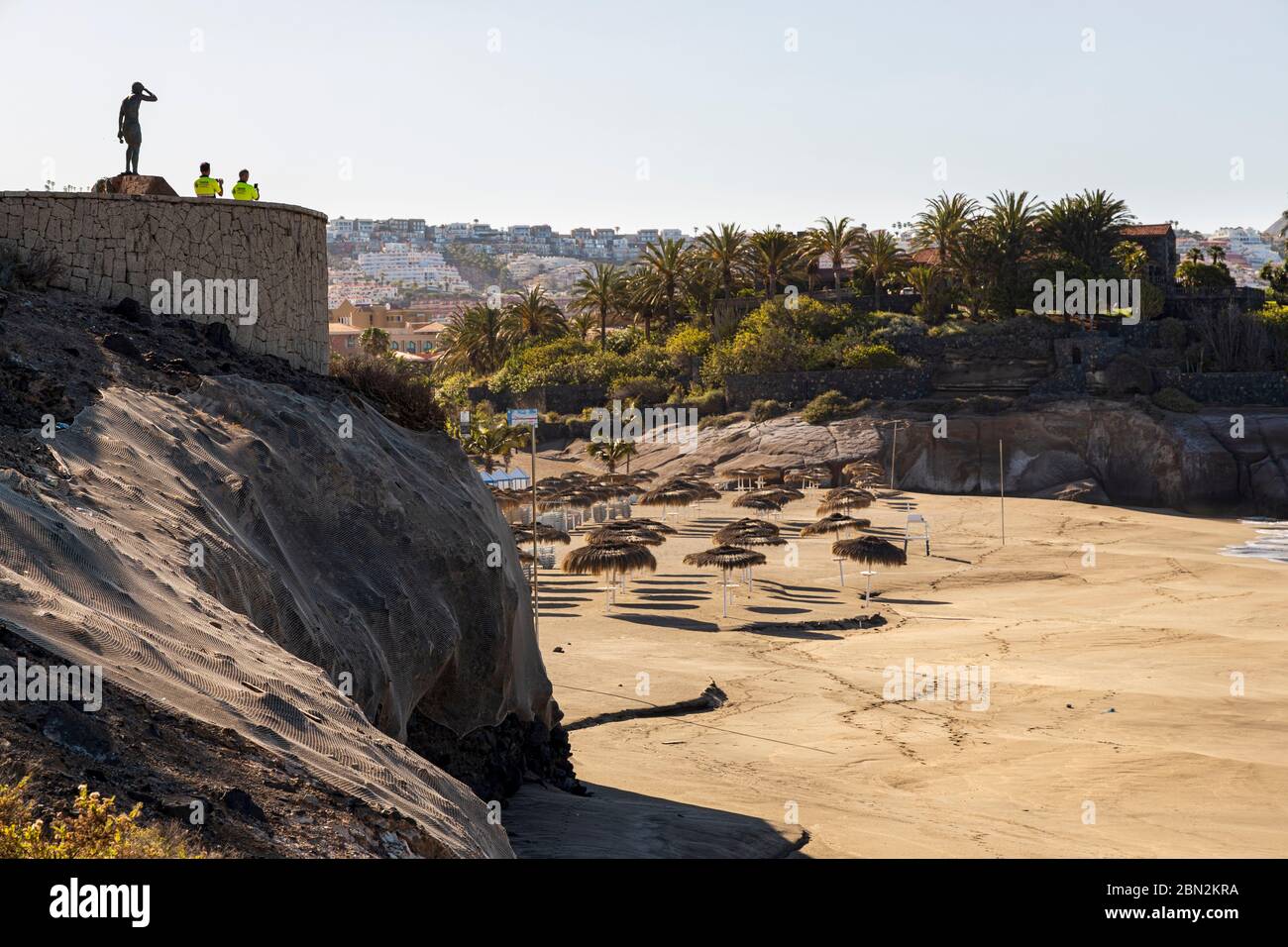 Statua di Javier Perez Ramos al punto panoramico che si affaccia sulla spiaggia di Playa del Duque, Costa Adeje, Tenerife, Isole Canarie, Spagna Foto Stock