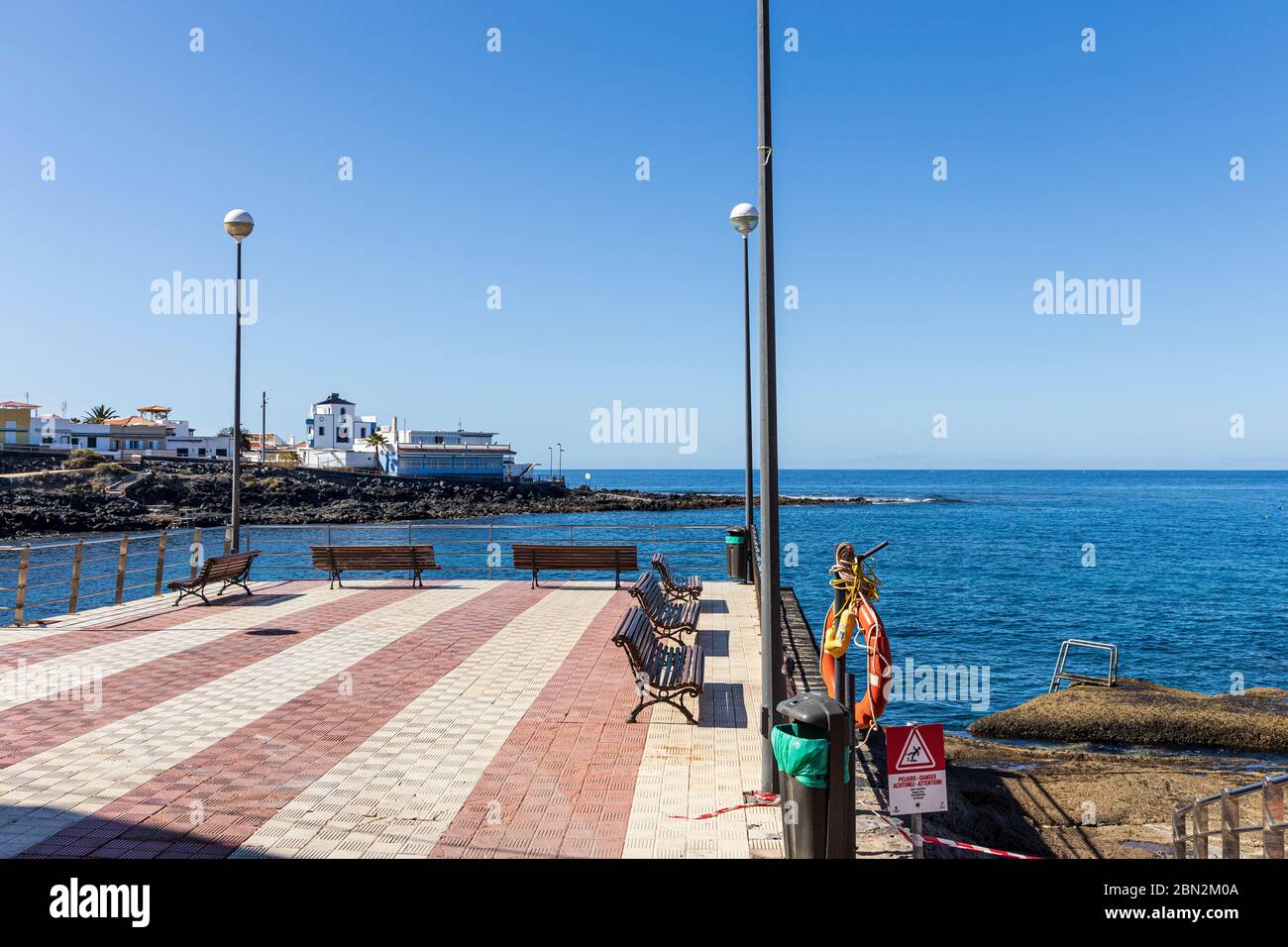 Panchine vuote al punto di vista a la Caleta, Costa Adeje, Tenerife, Isole Canarie, Spagna Foto Stock