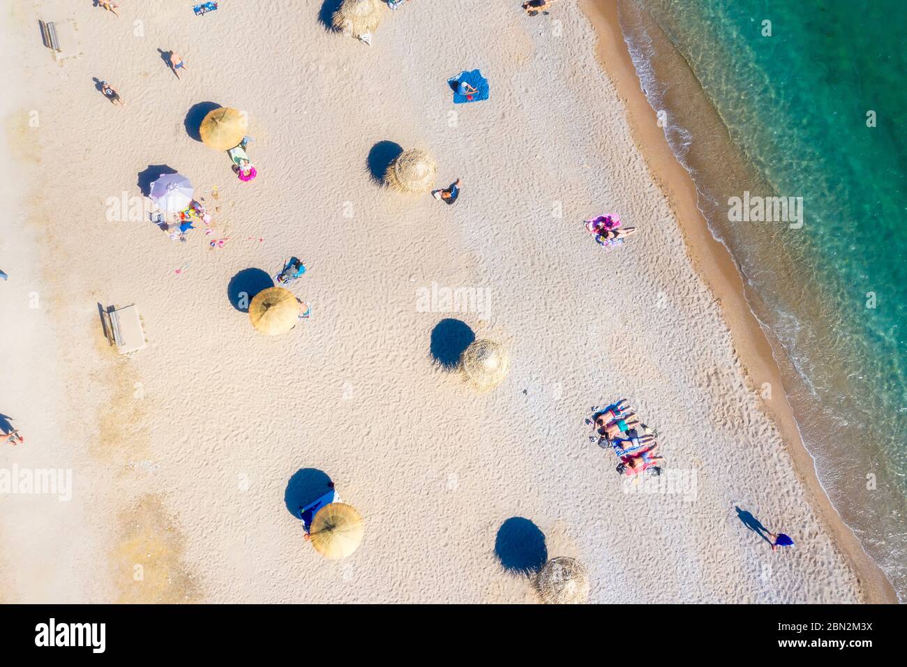 La nuova spiaggia di Glyfada, adattata al tempo del coronavirus che attua norme sanitarie rigorose e la distanza di sicurezza per evitare congestioni Foto Stock