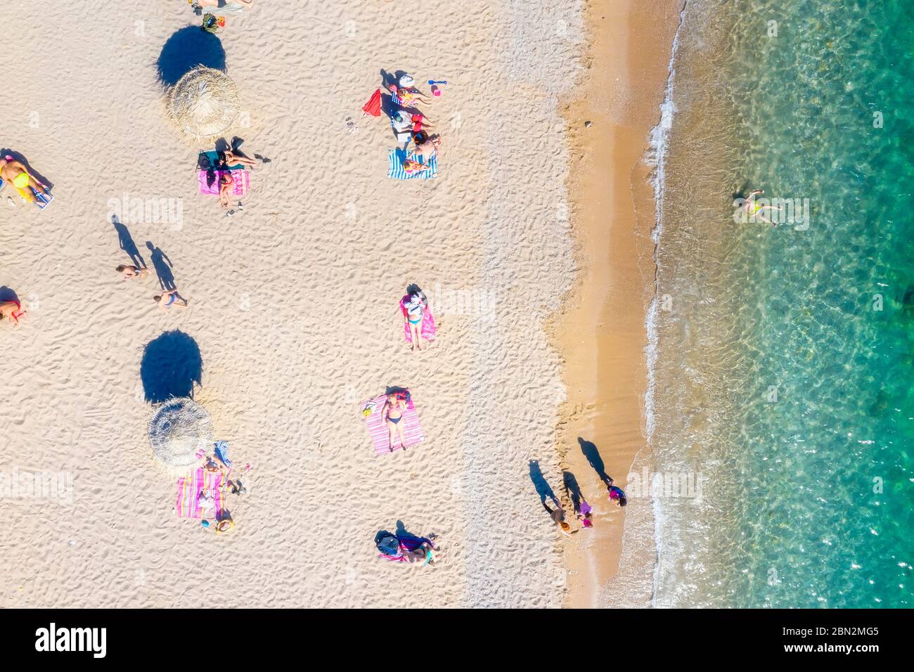 La nuova spiaggia di Glyfada, adattata al tempo del coronavirus che attua norme sanitarie rigorose e la distanza di sicurezza per evitare congestioni Foto Stock