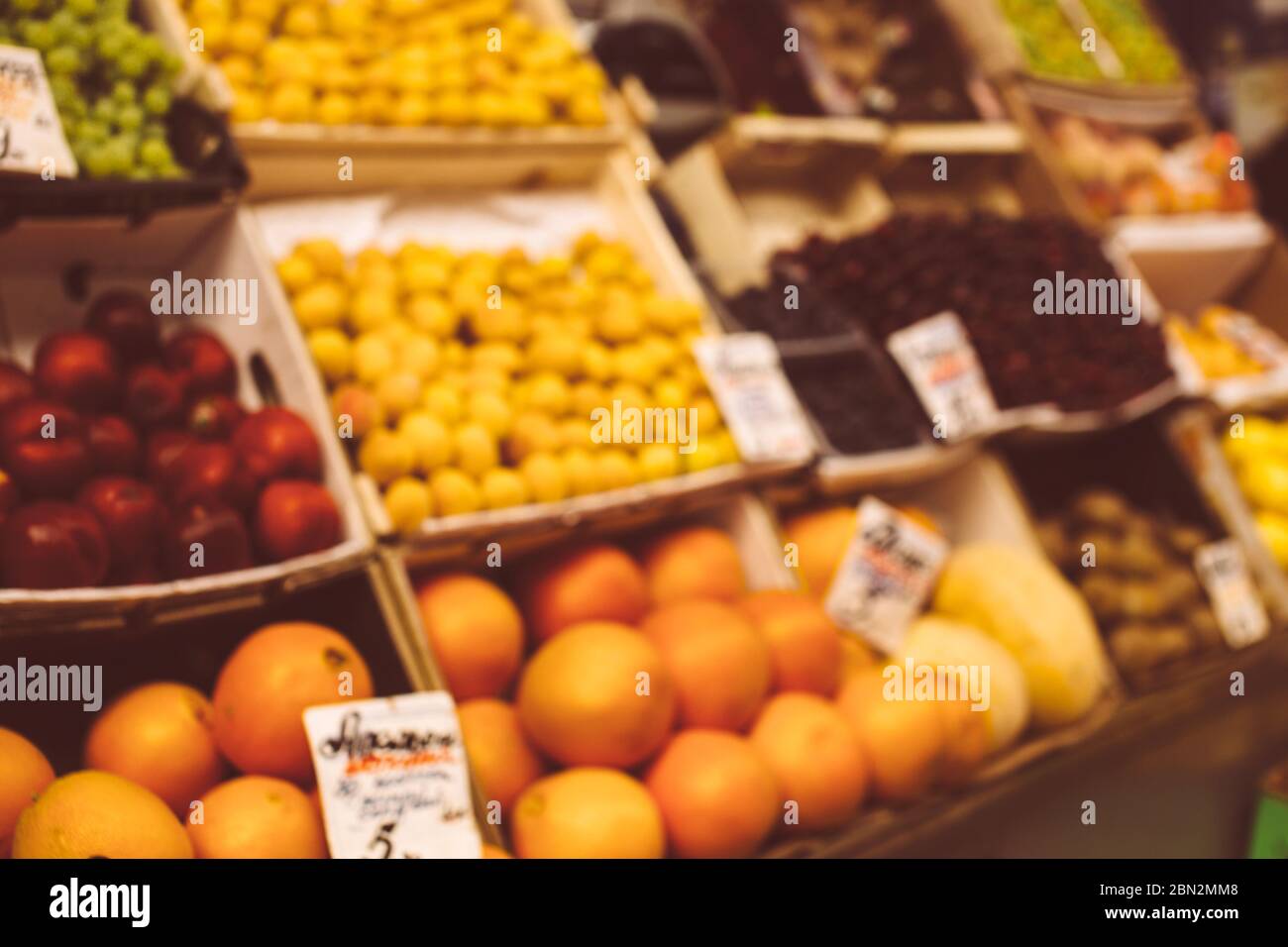 Sfondo sfocato con stallo del mercato con frutta fresca e diversa fuori fuoco Foto Stock