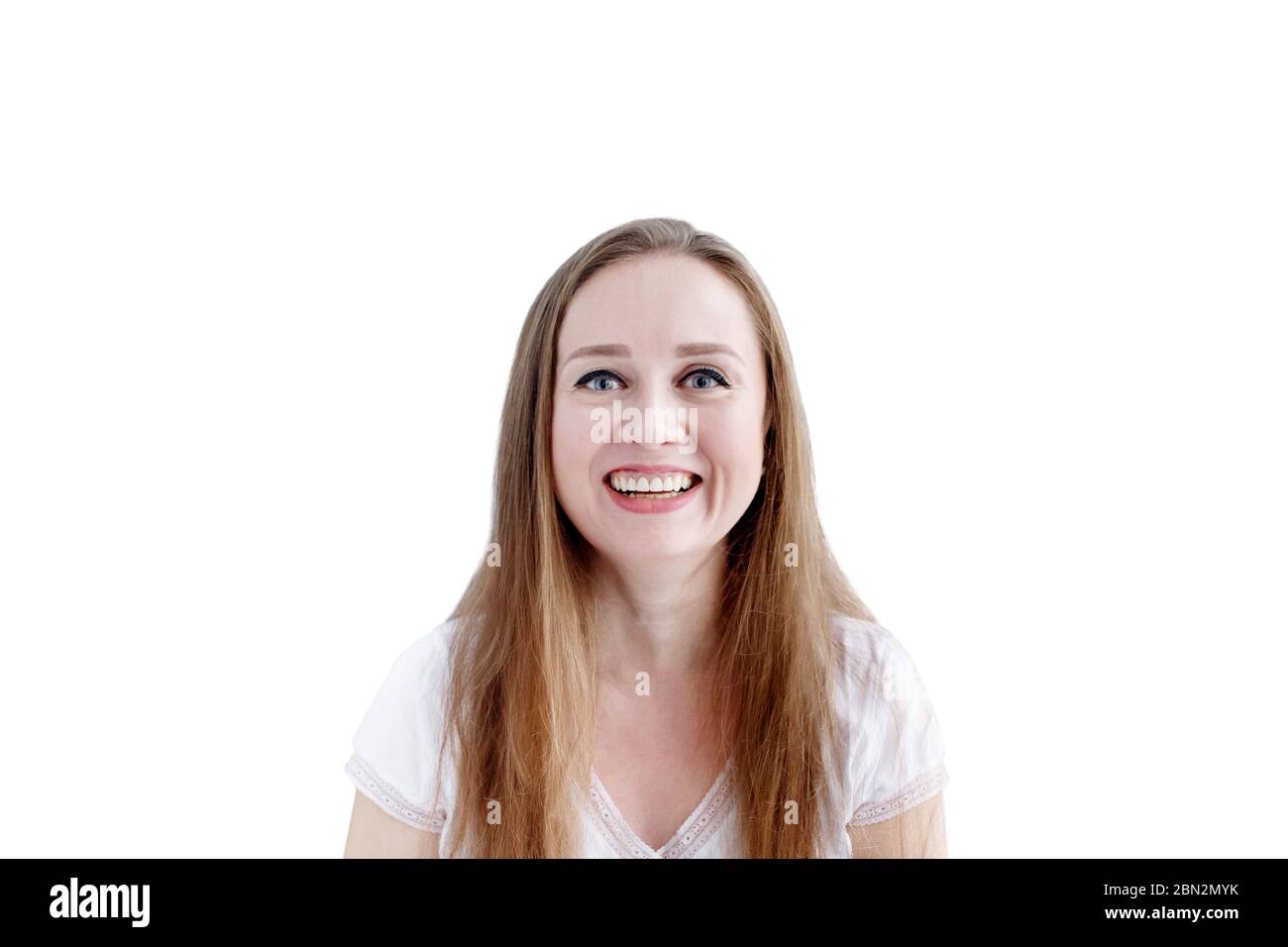 Emozionata donna felice con ampio sorriso sul viso, ritratto ravvicinato di naturale attraente femmina isolato su sfondo bianco Foto Stock