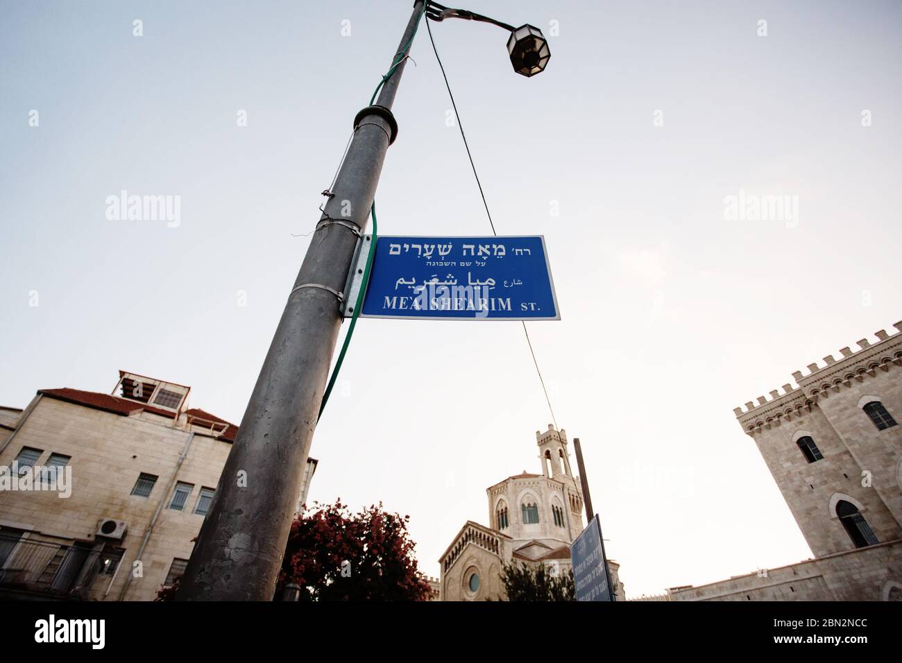 Cartello blu con testo Mea Shearim strada a Gerusalemme, Israele Foto Stock