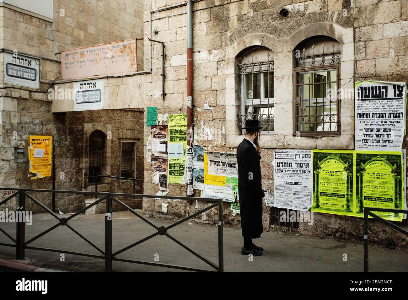 GERUSALEMME, ISRAELE - 13 ottobre 2013: L'uomo ortodosso inriconoscibile in abito tradizionale che si trova sulla via Mea Shearim a Gerusalemme, Israele, ha letto Foto Stock