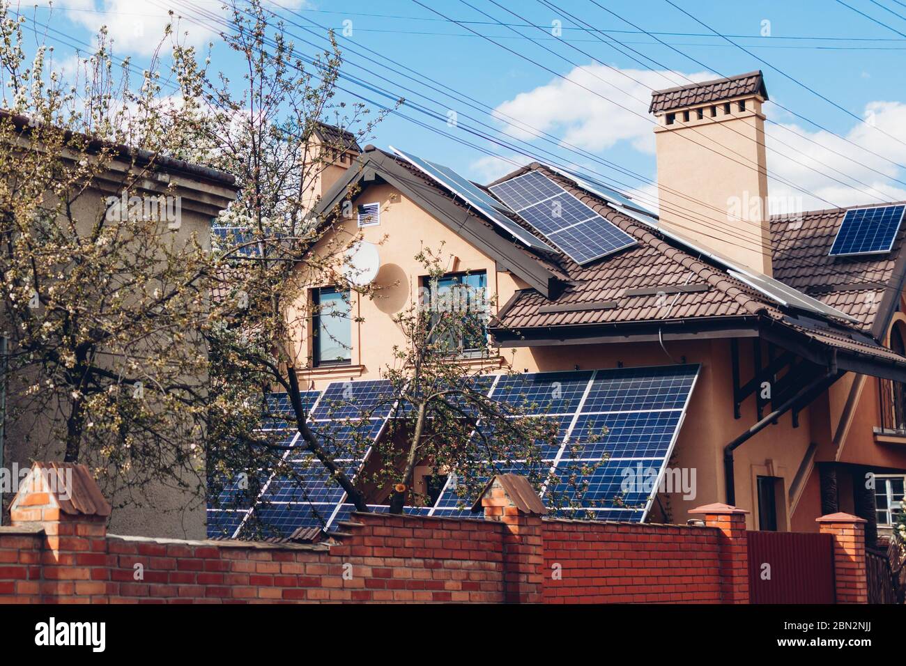 Casa residenziale con pannelli solari sul tetto. Energia alternativa. Uso di energia solare per la casa. Conservazione Foto Stock