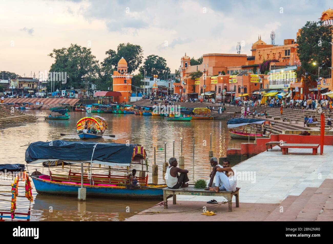 Chitrakoot, Madhya Pradesh, India : la gente siede lungo i gradini di Ramphat sul fiume Mandakini dove durante il loro periodo di esilio Signore Rama, Lakshmana Foto Stock