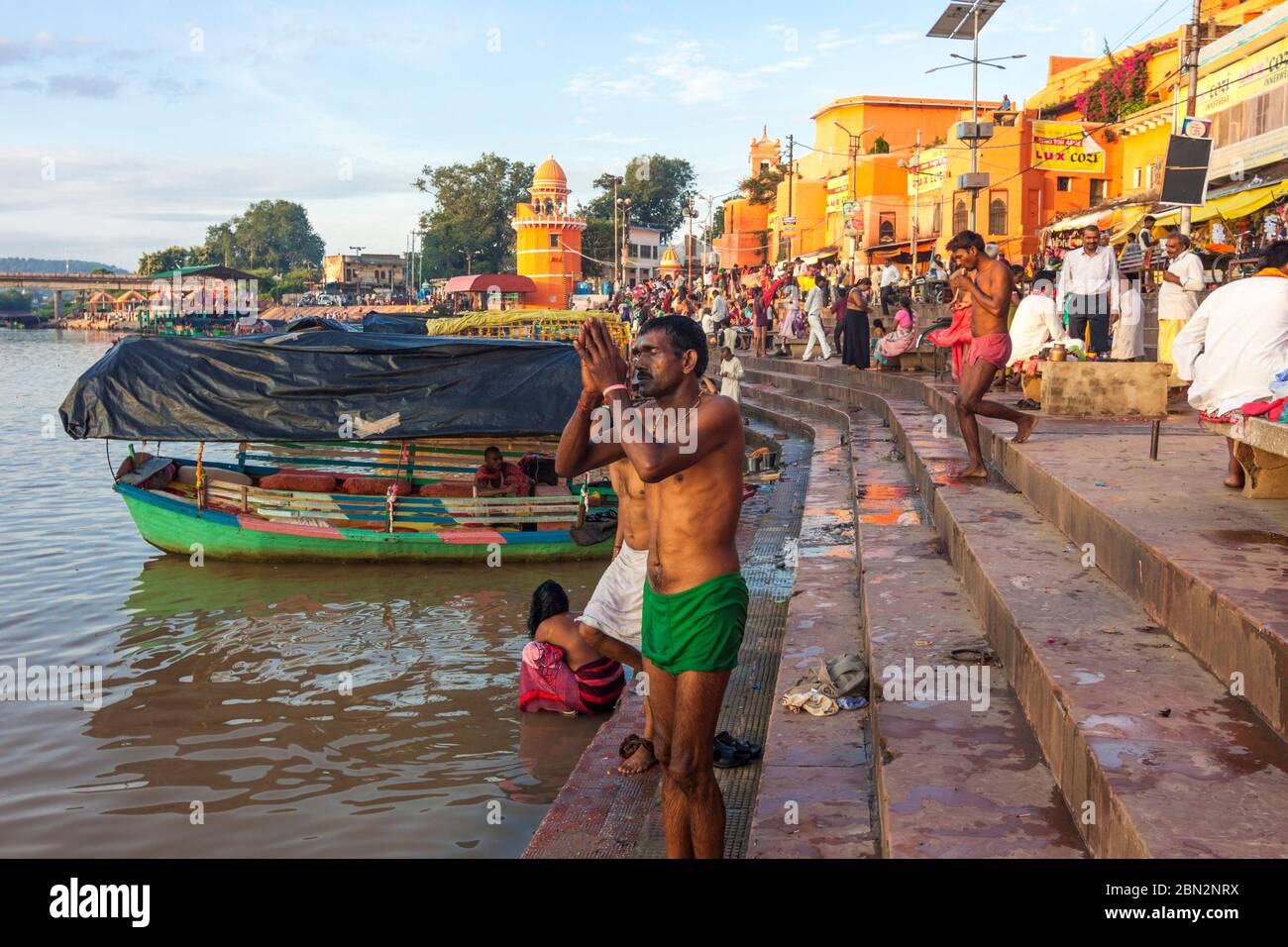 Chitrakoot, Madhya Pradesh, India : UN uomo prega sui gradini di Ramphat sul fiume Mandakini dove durante il loro periodo di esilio Signore Rama, Lakshmana an Foto Stock
