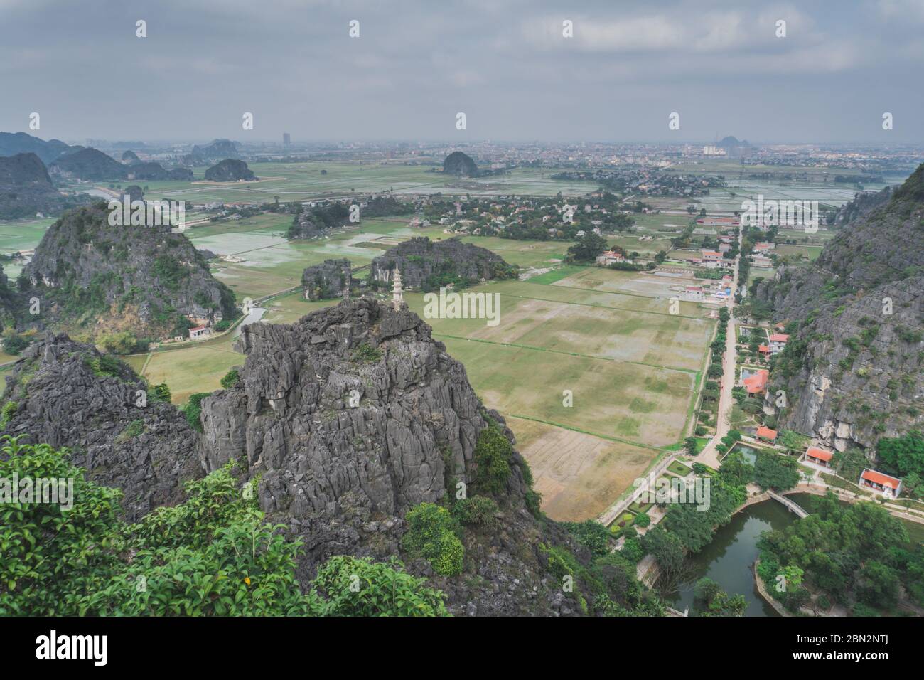 Bellissime montagne calcaree e risaie allagate da Hang Mua. Ninh Binh, Vietnam - 7 marzo 2020. Foto Stock