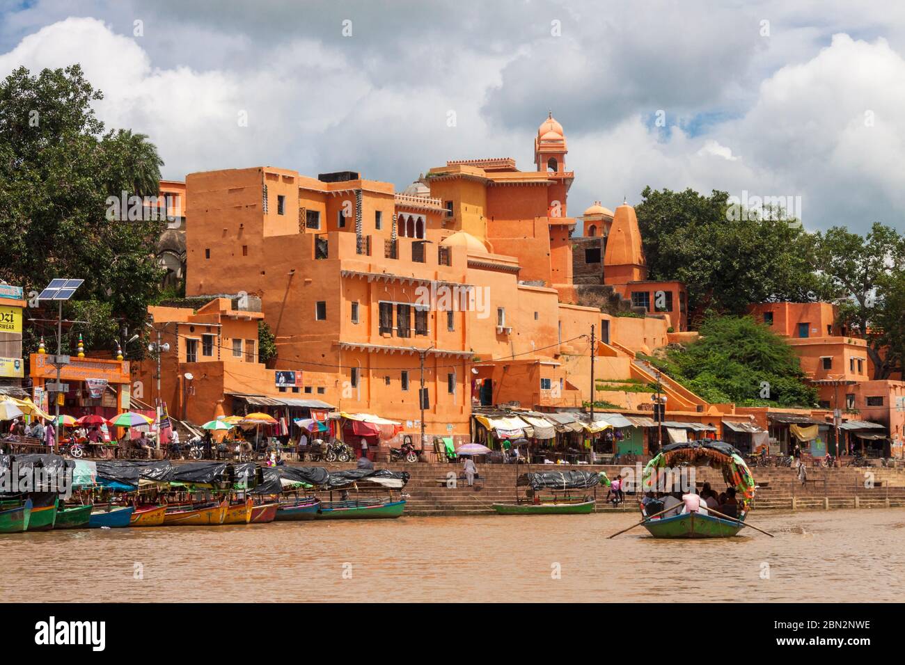Chitrakoot, Madhya Pradesh, India : UNA barca naviga sul fiume Mandakini passando Ronghat, dove durante il loro periodo di esilio Lord Rama, Lakshmana e Sita to Foto Stock