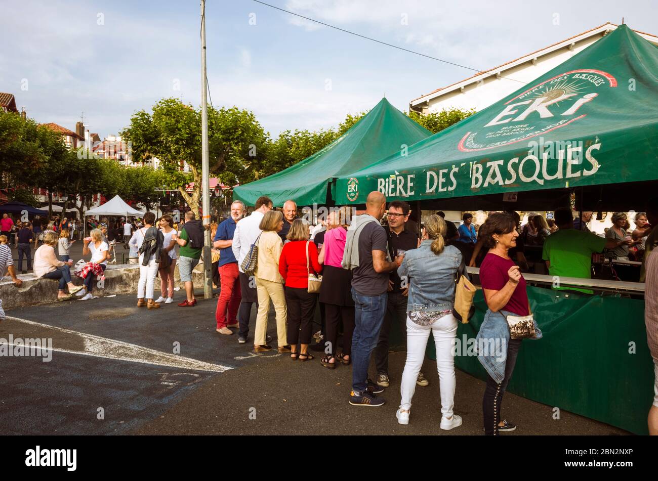 Saint Jean de Luz, Paesi Baschi francesi, Francia - 13 luglio 2019 : la gente si trova accanto ad una bancarella di birra in Place Louis XIV durante il giorno della Bastiglia, il Foto Stock