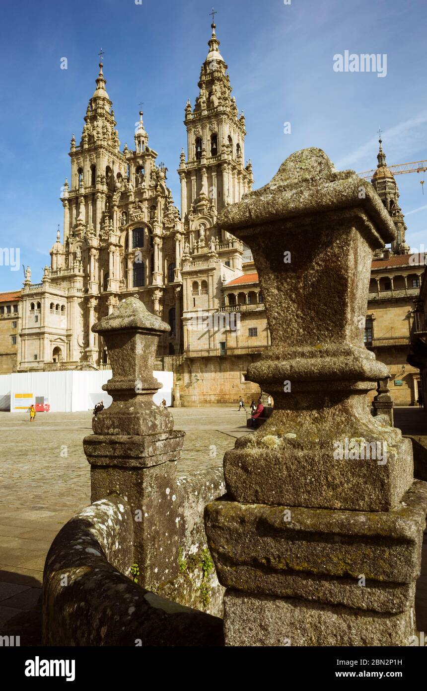 Santiago de Compostela, provincia di Coruña, Galizia, Spagna - 12 febbraio 2020 : facciata barocca della cattedrale in piazza Obradoiro. Il Cathedr Foto Stock