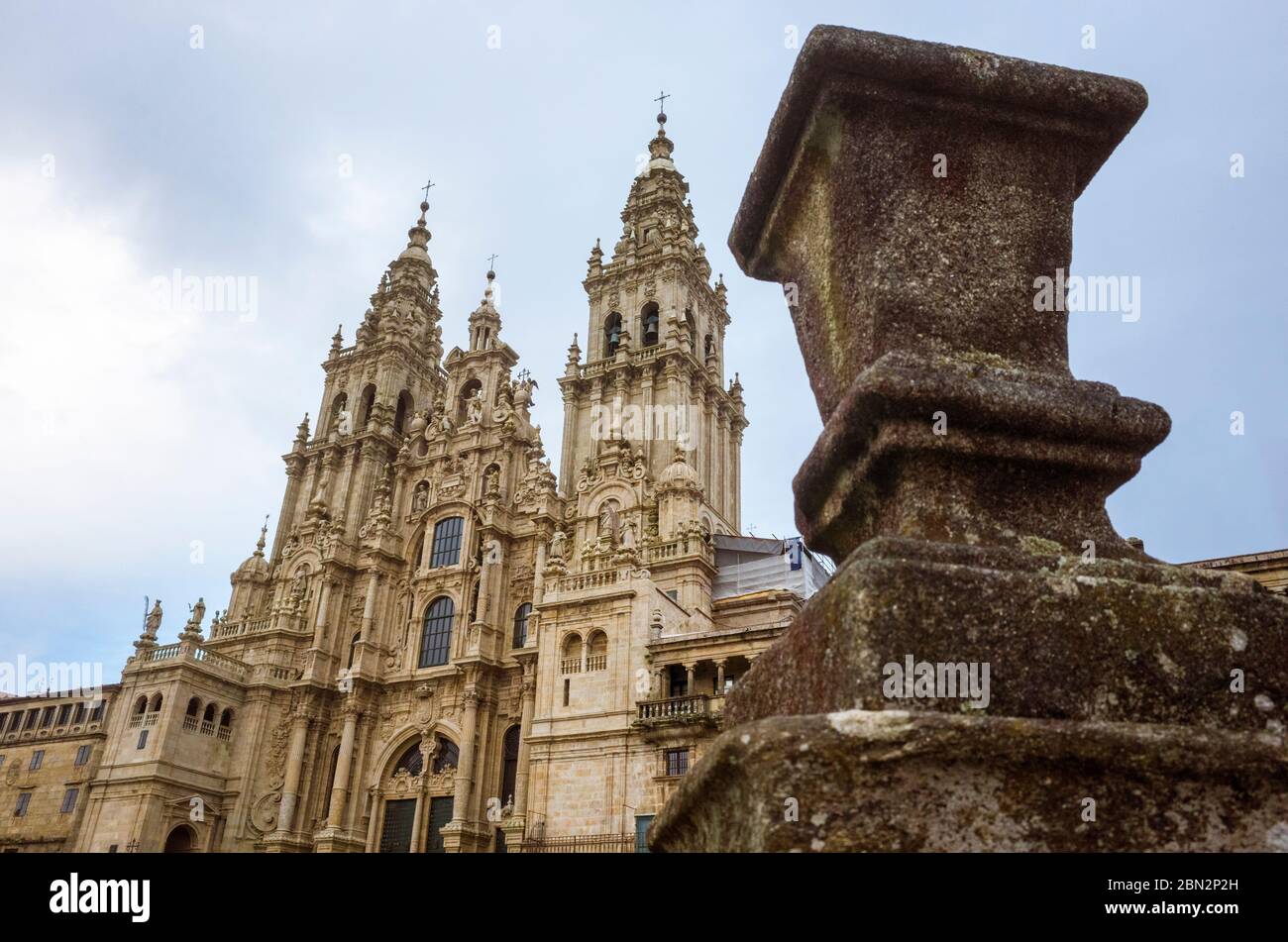 Santiago de Compostela, provincia di Coruña, Galizia, Spagna - 12 febbraio 2020 : facciata barocca di Obradoiro della Cattedrale di compostela, la famosa bu Foto Stock