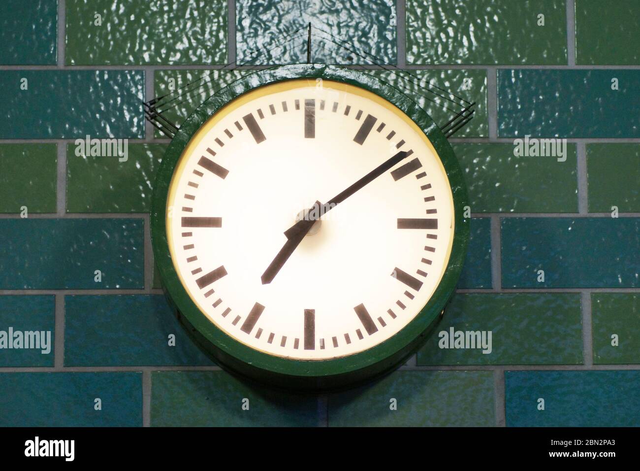 Uhr einer Berliner U-Bahn-Station (U8) Berlin auf gefliester Wand Foto Stock