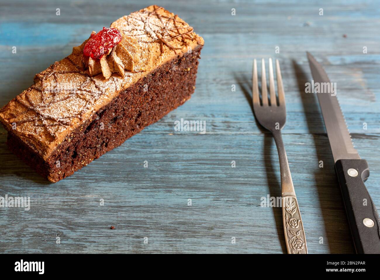 Pane, torta al cioccolato, caffè per una mattinata con molta felicità e godere con le persone che ami. Foto Stock