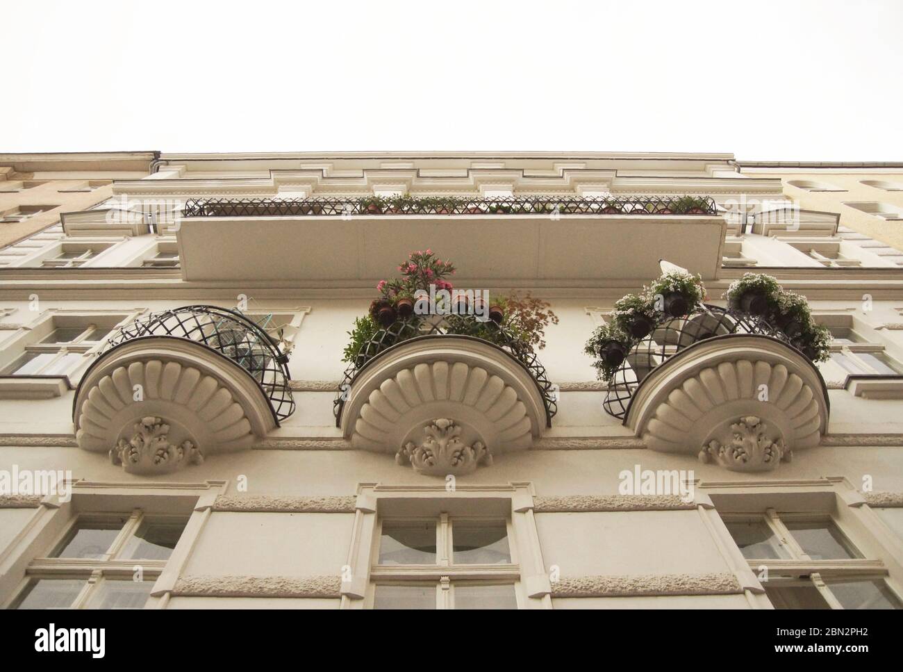 Berliner Historismusfassade von Unten mit halbrunden Balkonen Foto Stock