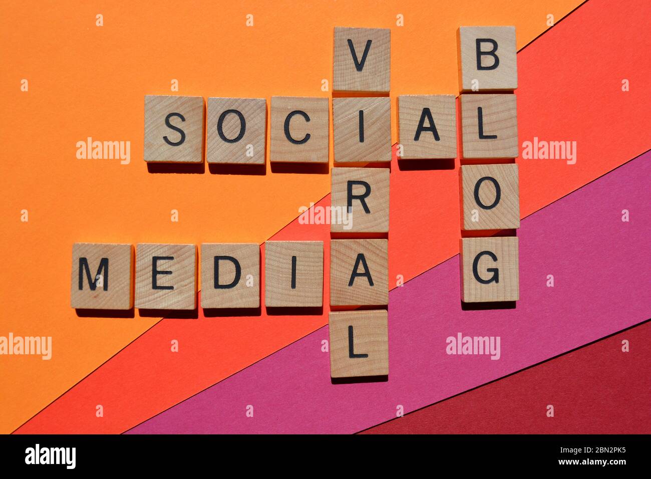 Virale, Media, sociale, Blog, parole in lettere alfabetiche in legno in forma di crossword isolato su sfondo colorato Foto Stock