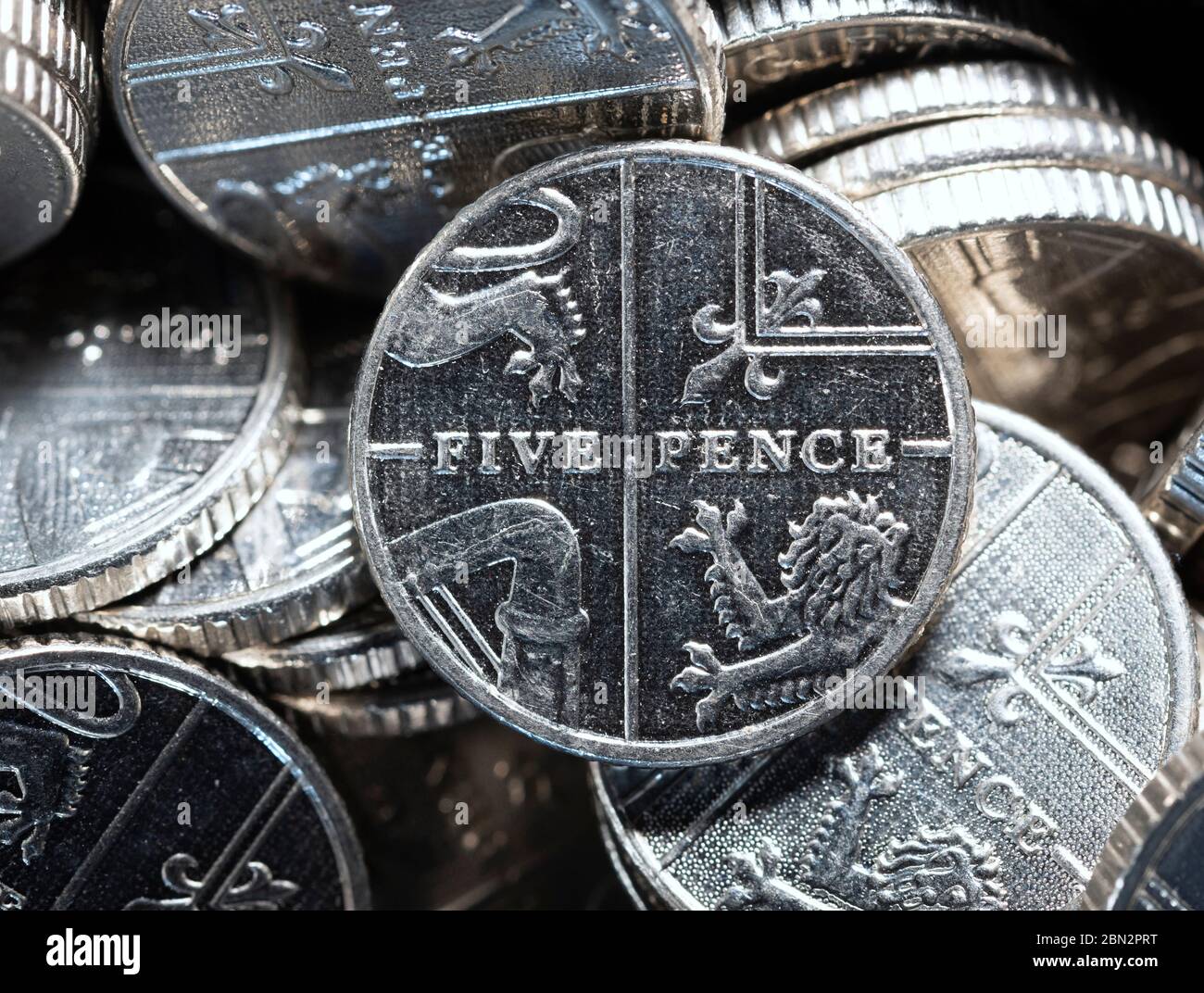 Cinque penny piece, cinque pence pieces, primo piano macro Foto Stock