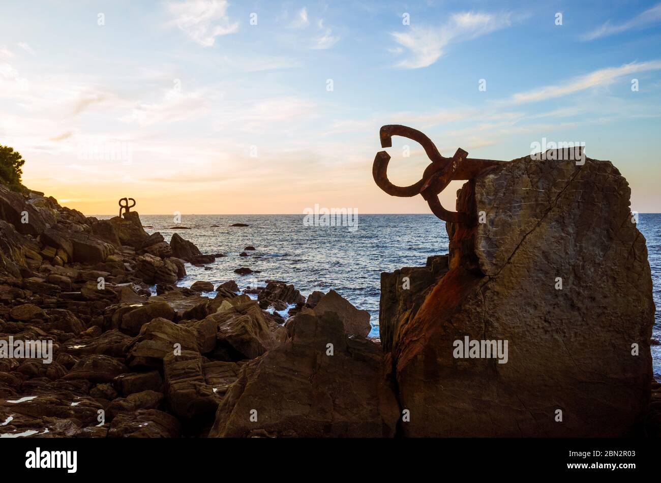 San Sebastian, Gipuzkoa, Paesi Baschi, Spagna : Vista al tramonto del pettine del vento (Peine del viento/Haizearen orrazia) scultura Foto Stock