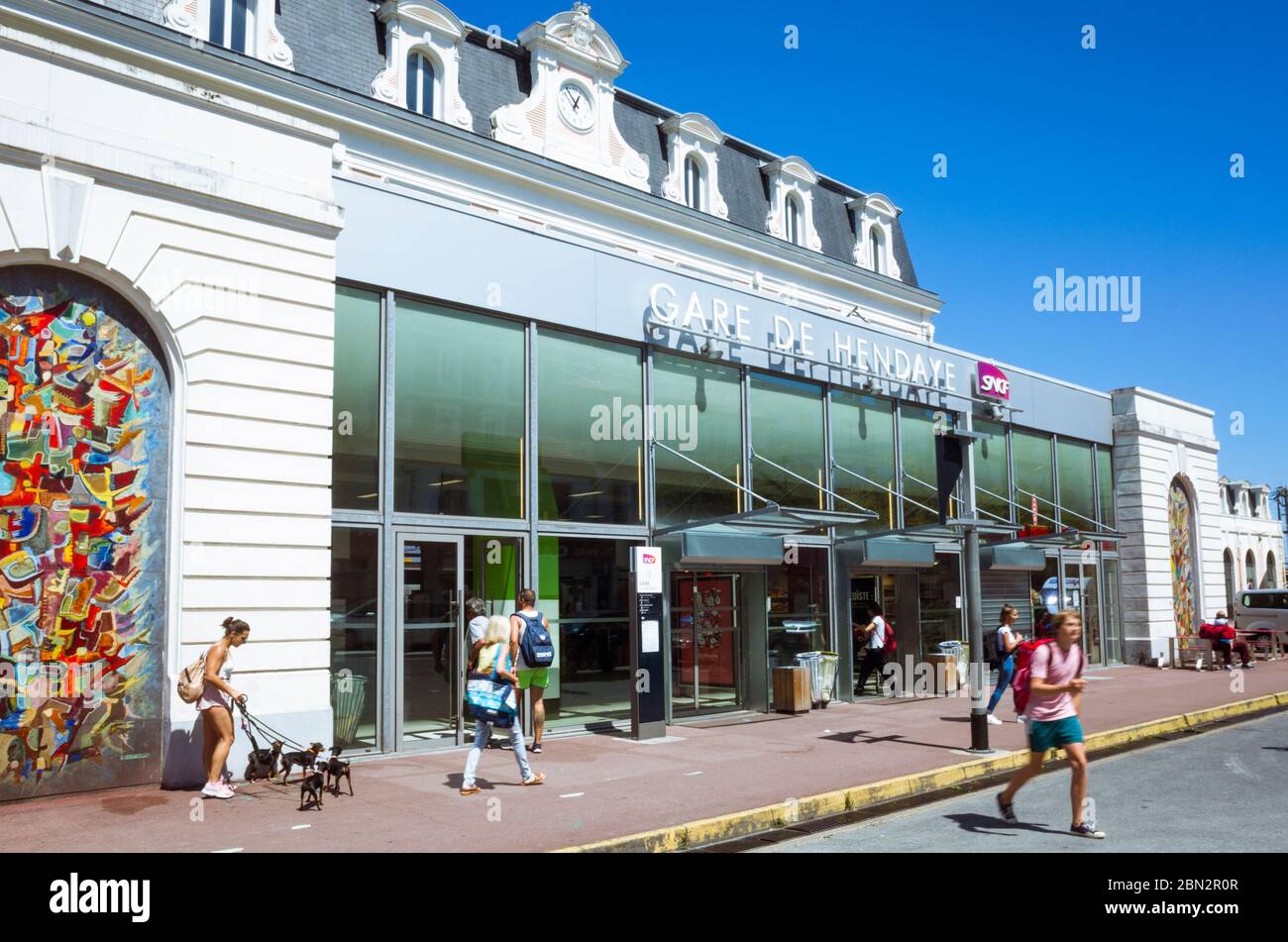 Hendaye, Paesi Baschi francesi, Francia - 19 luglio 2019 : persone a piedi oltre la stazione ferroviaria Gare d'Hendaye dove nel 23 ottobre 1940 ha avuto luogo il Foto Stock