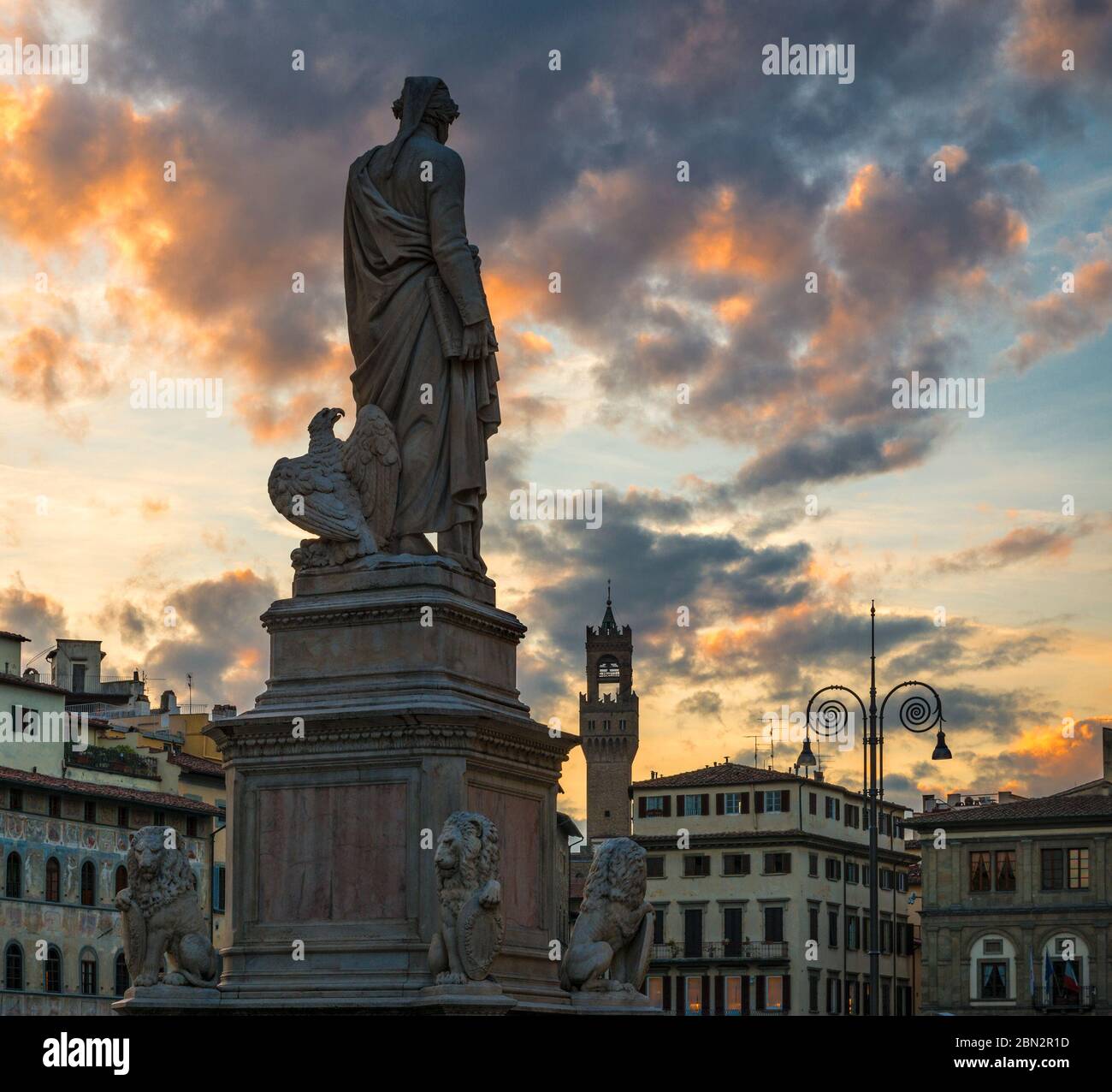 La statua di Dante Alighieri che guarda la piazza Santa Croce di Firenze al tramonto Foto Stock