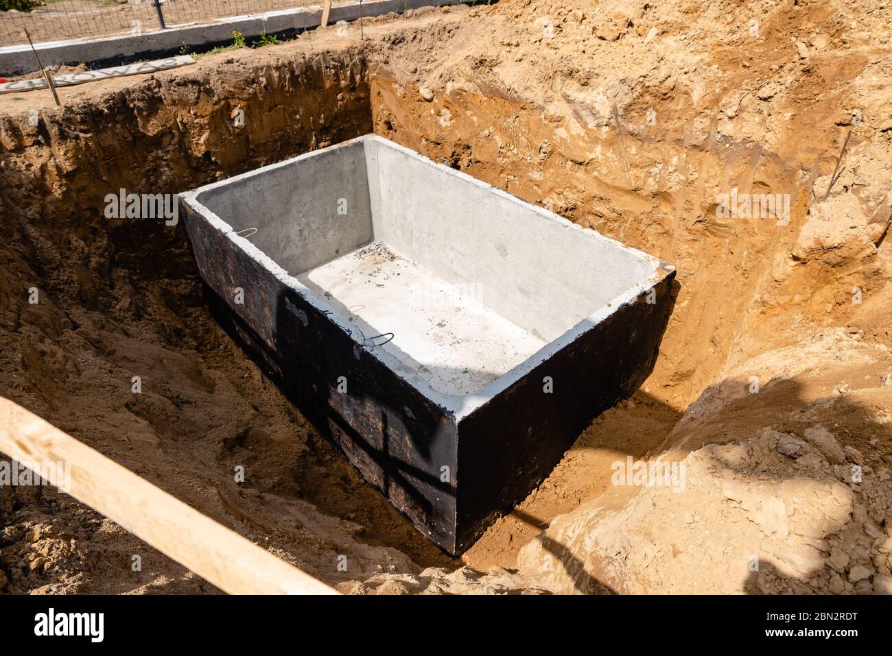 serbatoio di acqua piovana in cemento annegato sotterraneo Foto Stock