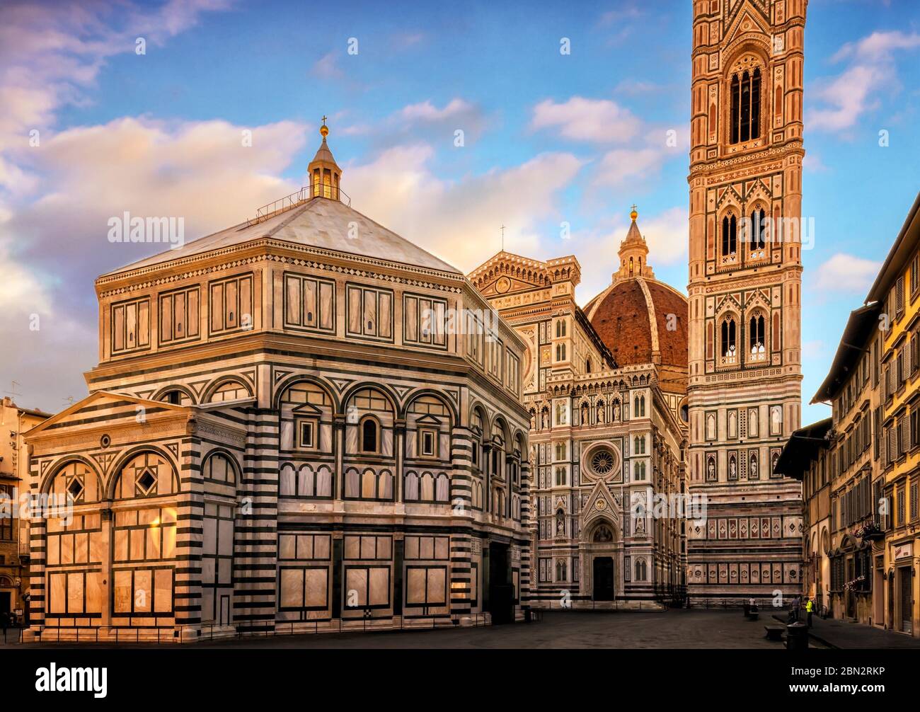 La piazza del Duomo di Firenze in una mattina di inizio estate Foto Stock