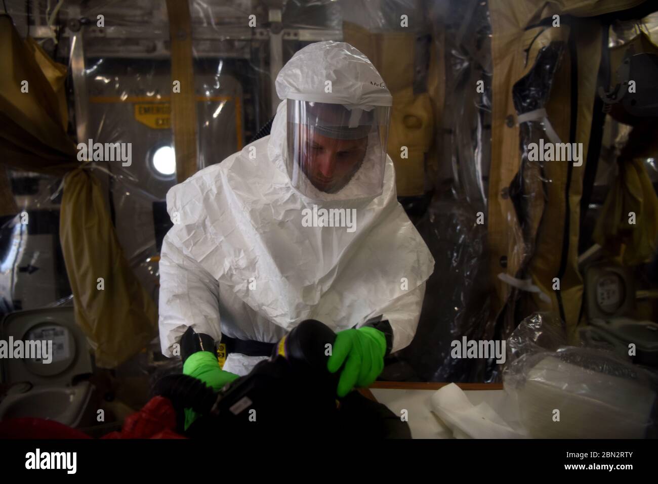RAMSTEIN AIR BASE, GERMANIA - 08 maggio 2020 - U.S. Air Force Senior Airman Jason McGhee, 33th Expeditionary Operations Support Squadron Biomedical Equipt Foto Stock