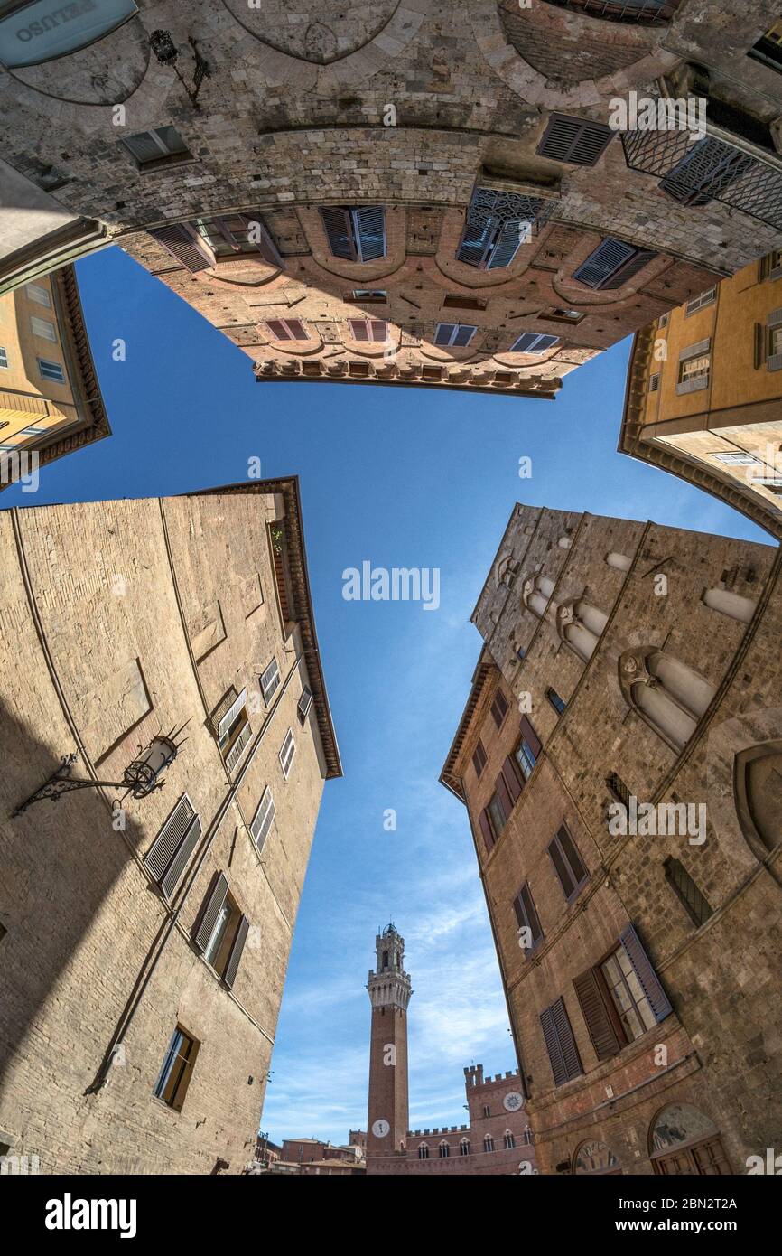 Una vista a occhio di pesce di Siena fino alla cosiddetta Costarella alla piazza principale della città Foto Stock