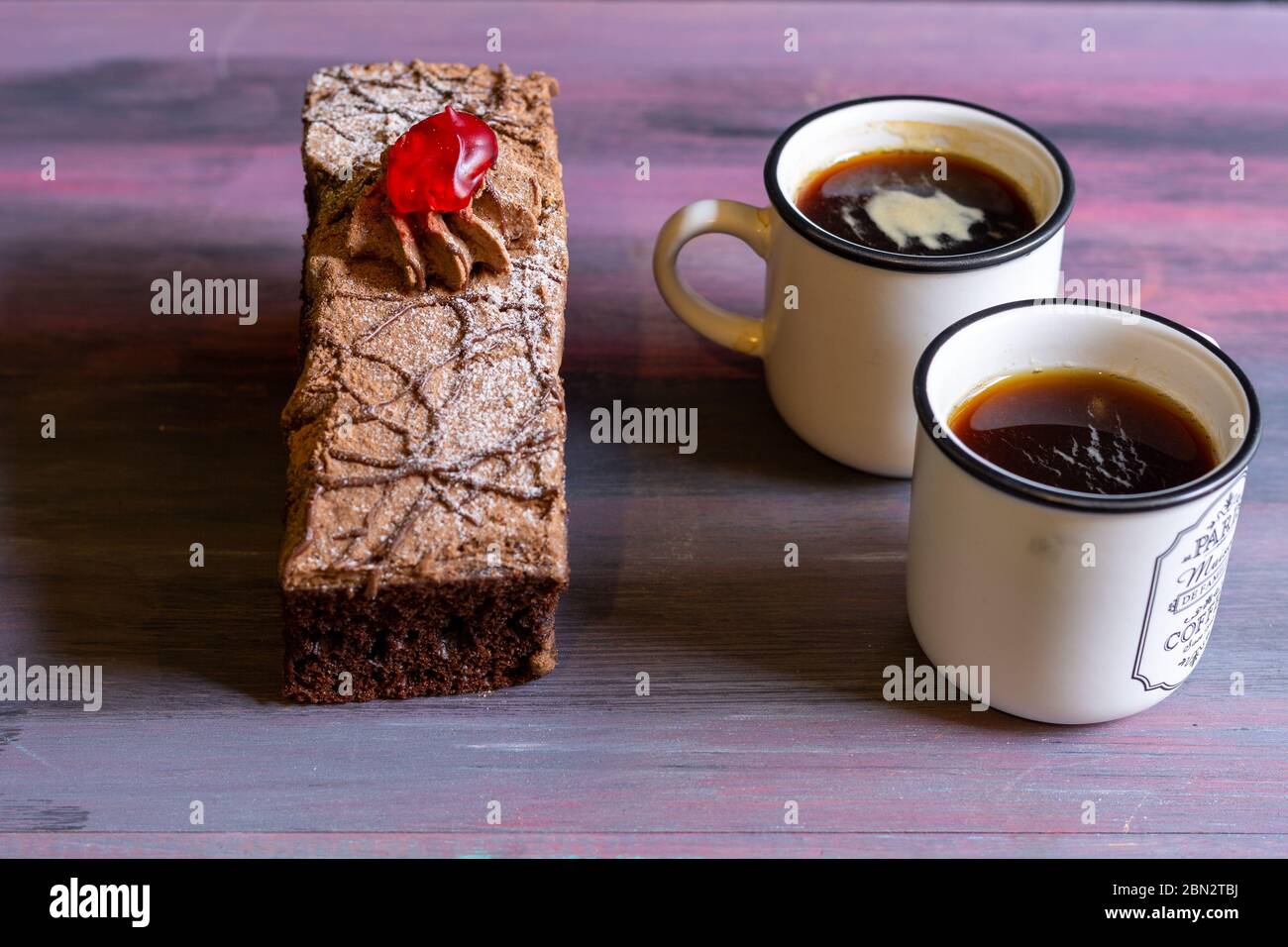 Pane, torta al cioccolato, caffè per una mattinata con molta felicità e godere con le persone che ami. Foto Stock